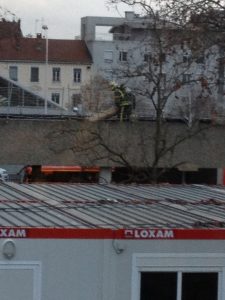 Pompiers éloignant les bonbonnes de gaz